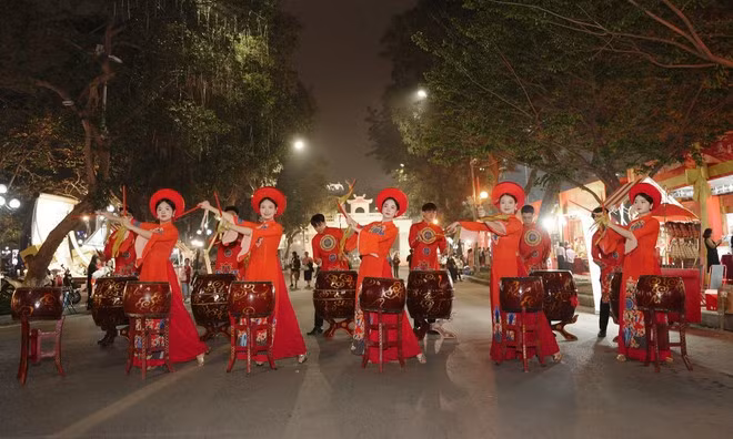 河内市夜间文艺活动。图自越通社
