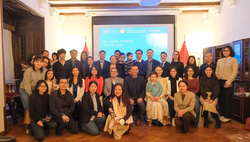 与会代表合影留念。图自越通社