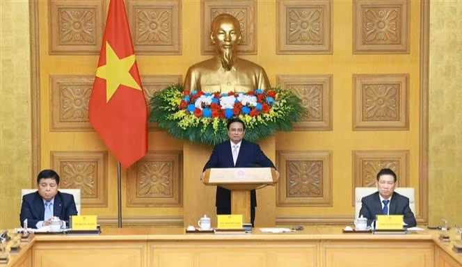 2 月 28 日下午，越南政府总理范明政在河内与中国企业代表举行座谈会。图自越通社