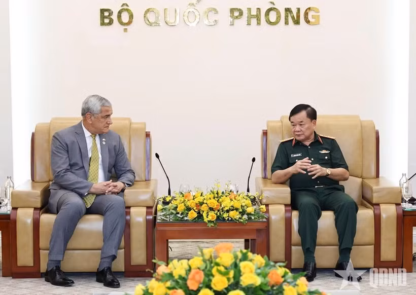 越南国防部副部长黄春战上将与美国国防部战俘和失踪人员统计署主任麦基格。图自《人民军队报》