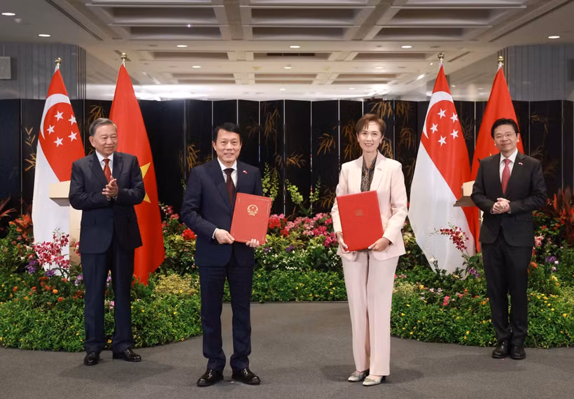 苏林总书记和新加坡总理黄循财共同见证了越南公安部与新加坡数码发展与新闻部签署的数字化转型谅解备忘录的移交。图自越通社