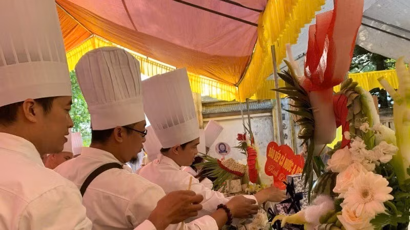 举行上香仪式缅怀郎僚王子，弘扬民族饮食文化。图自《人民报》