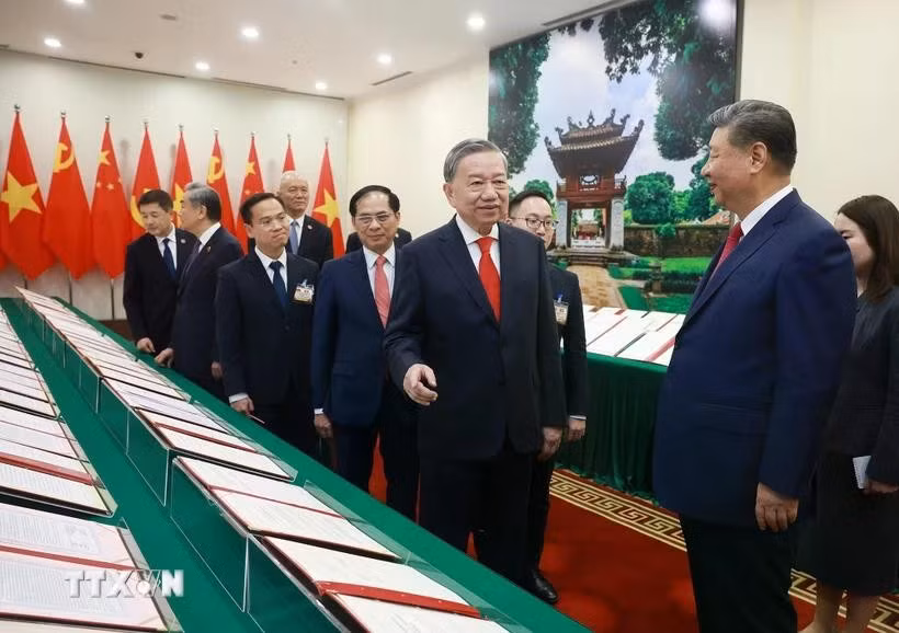 越共中央总书记苏林和中共中央总书记、中国国家主席习近平共同见证两国合作文件的展示。图自越通社