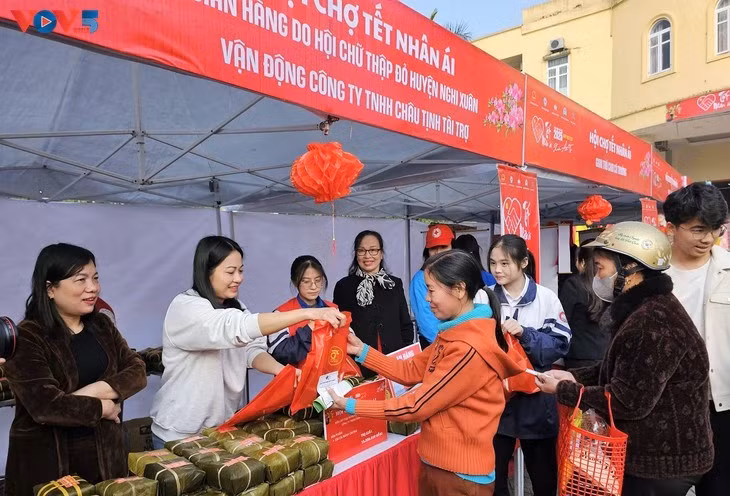 在爱心之春运动框架内向贫困者赠送慰问品和年礼。图自《越南之声》
