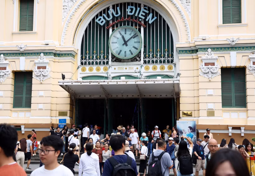 胡志明市邮局地区有大量游客前来观光旅游。图自越通社