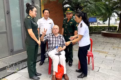 美籍公民罗斯曼·欧金（Grosman Eugene，1945年出生）在出现中风迹象时，已获得劳保国际口岸及时救治。图自越通社发