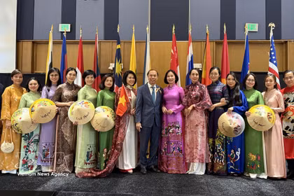 越南驻美国大使阮国勇与越南驻美代表机构代表合影。图自越通社