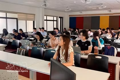 外贸大学学生以线上方式出席座谈会。图自越通社