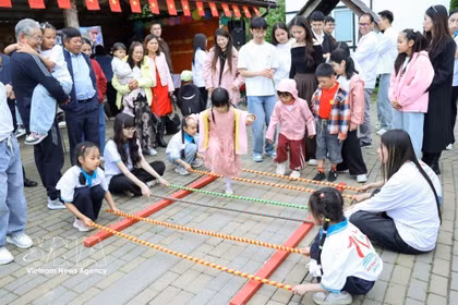 在白俄罗斯首都明斯克郊区克利诺克村举行的2026年越南语夏令营文化体验活动。图自越通社