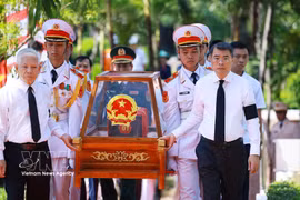 政府总理黎明兴出席731具烈士遗骸祭悼仪式并送葬安葬