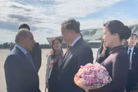 苏林总书记与夫人开始对阿塞拜疆进行国事访问