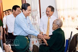 越南国会主席陈青敏慰问革命有功人员