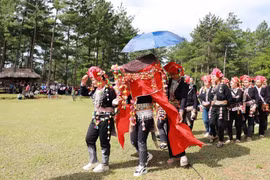 莱州省红瑶族婚俗中的迎亲仪式