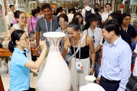 国际嘉宾参观体验越南朱豆陶瓷制作工艺