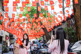 河内金星红旗飘扬 庆祝国家统一50周年
