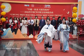 代表和嘉宾观看活动框架内的汉服表演。图自越通社
