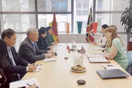 越南与英国加强合作发展国际金融中心