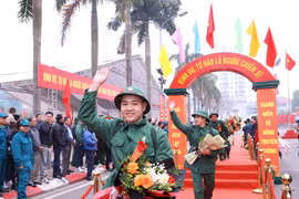 越南全国各地青年踊跃参军入伍