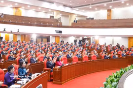 越共十四届三中全会完成第一个工作日