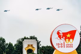直升机编队飞越河内天空，为A80大阅兵演练