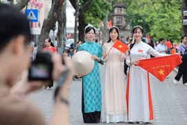 首都民众热情打卡迎国庆，沉浸在浓浓节日氛围中