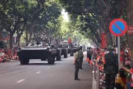 民众热情迎接A80阅兵游行总彩排方阵