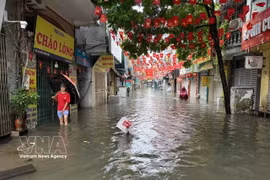 河内暴雨致多条街道严重内涝 交通大面积拥堵