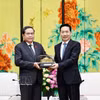 越南国会主席陈青敏向陕西省委书记赵一德赠送纪念品。图自越通社