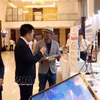 代表们参观2026年国家质量生产力论坛的展位。图自越通社