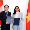  越南外交部长黎怀忠与加拿大外交部长阿妮塔·阿南德举行会谈。（越南外交部供图）