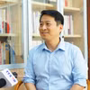中国中央民族大学教授、中国环球电视网（CGTN）评论员曲强接受越通社记者采访。图自越通社