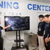 专家在北宁省安丰工业园区的Amkor Technology（越南）有限责任公司的高科技半导体生产线上指导工人。图自越通社