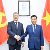 越共中央委员、越南外交部党委常务副书记、外交部副部长阮孟强与捷克和摩拉维亚共产党（KSCM）主席罗曼·劳恩（Roman Roun）举行会谈。外交部供图