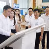北宁市人民委员会副主席陶清长视察市行政公务服务中心开展"人民助手"应用沙盒试点的情况。图：bacninhtv.vn