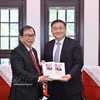 越通社副社长阮俊雄（左）与新华社副总编辑任卫东。图自越通社