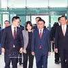新加坡国防部政务部长朱倍庆在樟宜国际机场为越共中央书记处常务书记陈锦秀送行。图自越通社