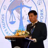 越南最高人民检察院副检察长阮光勇在开幕式上致辞。图自越通社
