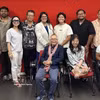 胡志明市橙剂/二恶英受害者协会代表团与美国友人合影。图自越通社
