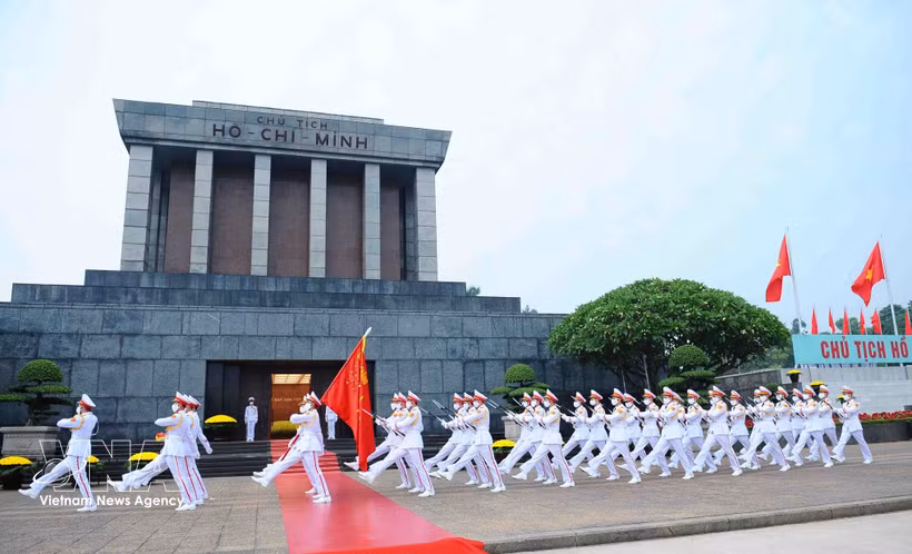 仪仗队齐步走过胡志明主席陵。图自越通社