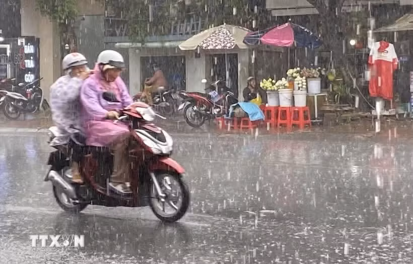 受热带低压影响，全国多地出现强降雨。图自越通社