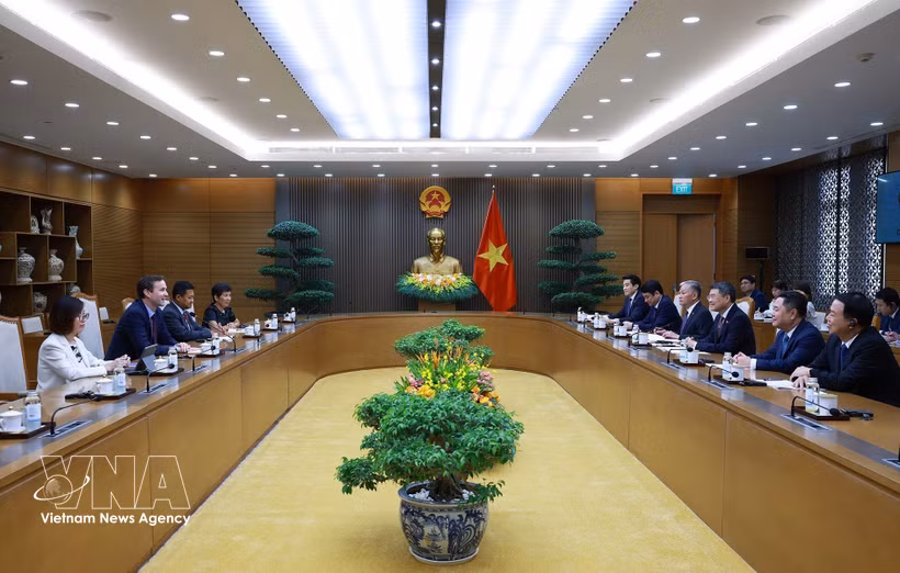越南政府总理黎明兴会见国际货币基金组织（IMF）现任和后任驻柬埔寨、老挝和越南首席代表。图自越通社