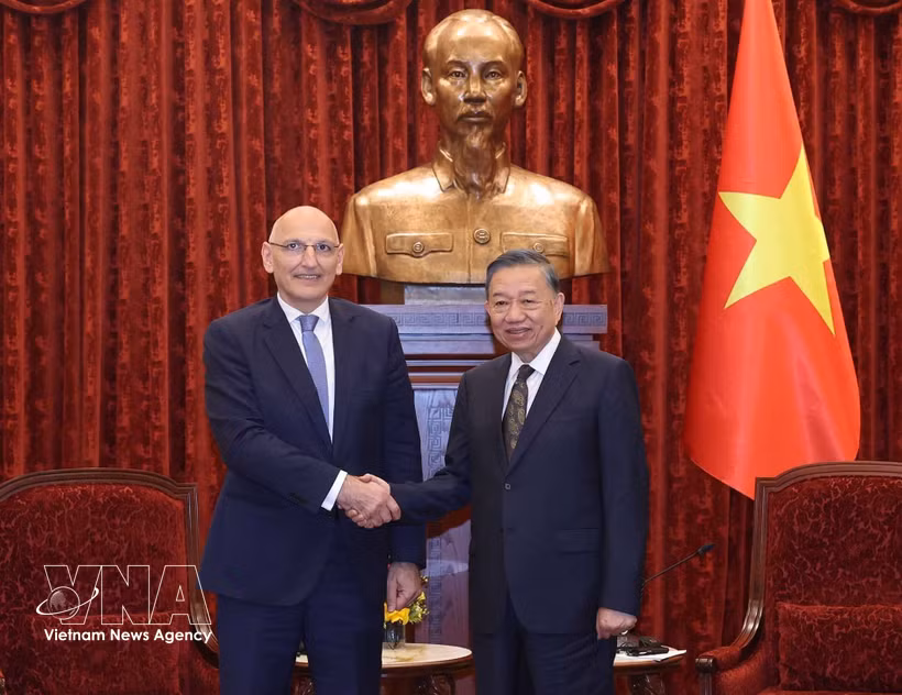 越共中央总书记、国家主席苏林会见阿塞拜疆总统特使埃尔欣·阿米尔贝科夫。图自越通社