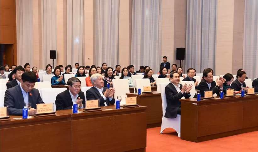 越南国会主席陈青敏出席地方专职国会代表小组工作总结会议。图自越通社