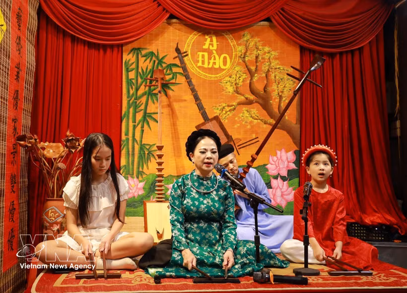 让传统筹曲艺术走近年轻观众。图自越通社