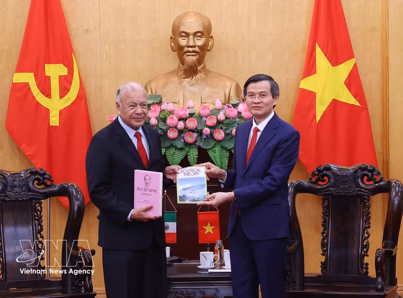 越共中央政治局委员、胡志明国家政治学院院长段明训副教授与墨西哥劳动党（PT）总书记阿尔贝托·阿纳亚·古铁雷斯。图自越通社