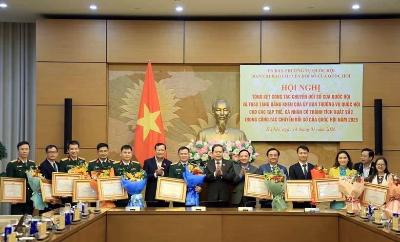 越南国会主席陈青敏向数字化转型优异集体及个人颁奖。图自越通社