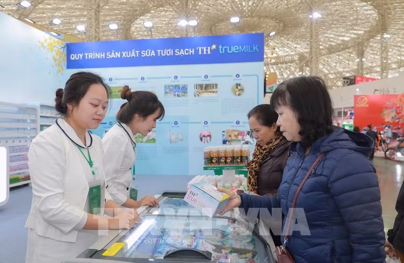 参观者在TH集团的展位上体验琳琅满目的各类产品。图自yuetongsh