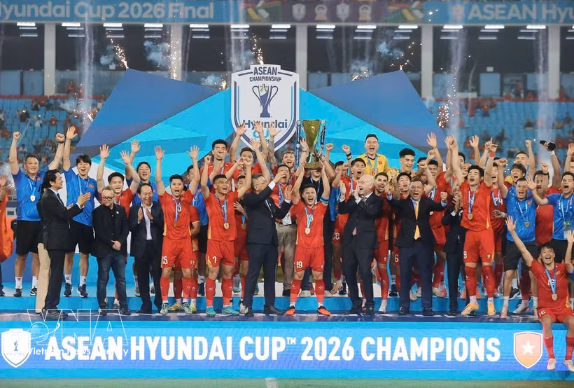 国际足联（FIFA）主席詹尼·因凡蒂诺（Gianni Infantino）向越南队颁发冠军奖杯。图自越通社