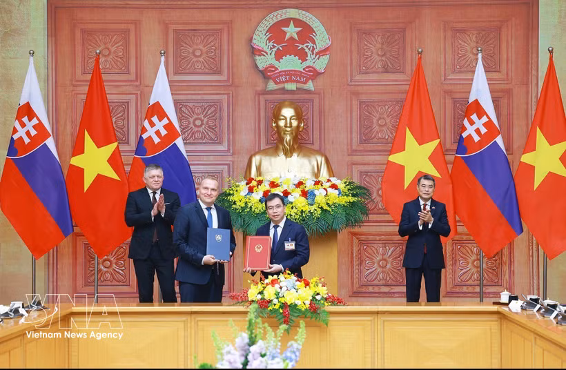 越南政府总理黎明兴与斯洛伐克总理罗伯特·菲佐（Robert Fico）共同见证越南国家标准计量质量委员会（STAMEQ）与斯洛伐克标准、计量和测试局（UNMS）签署谅解备忘录。图自越通社