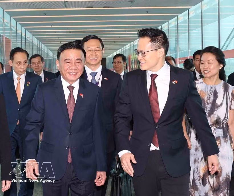 新加坡国防部政务部长朱倍庆前往机场迎接陈锦秀同志一行。图自越通社